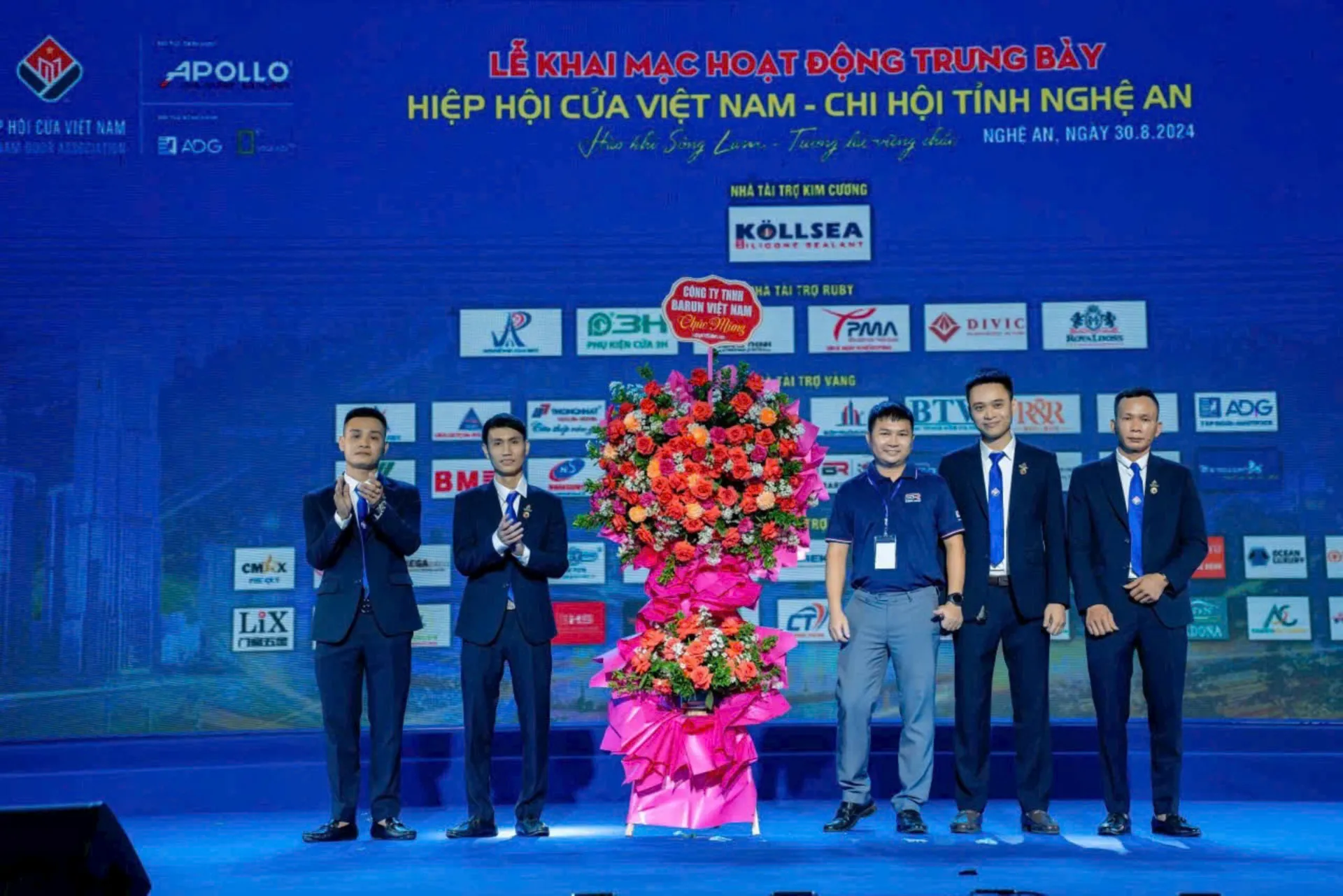 Đại diện Barun  door - cửa abs h&agrave;n quốc tại Nghệ An l&ecirc;n trao hoa tặng Hiệp Hội