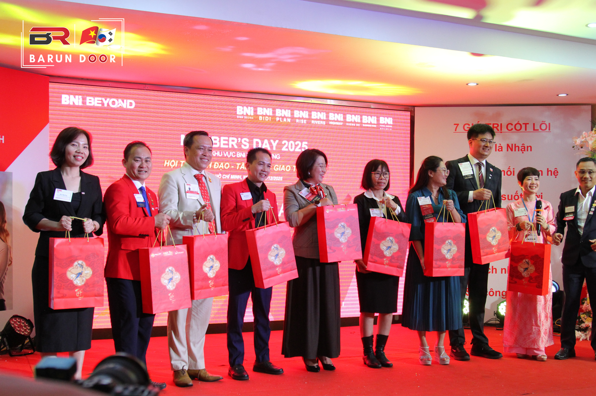 CEO Đinh Tiến Hậu nhận quà tại buổi tiệc của BNI Bình Dương