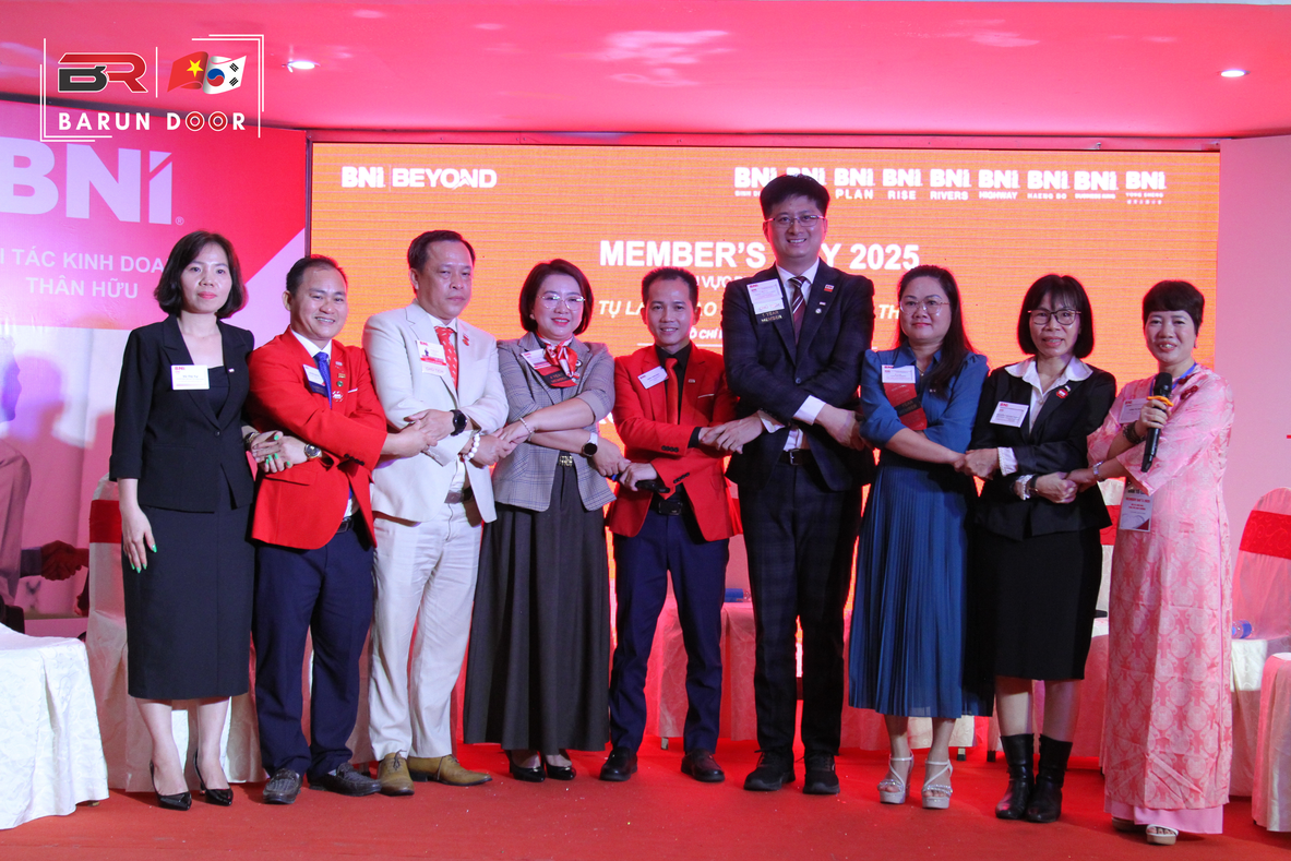CEO Đinh Tiến Hậu nhận quà và bắt tay cùng các thành viên trong buổi tiệc của BNI Bình Dương