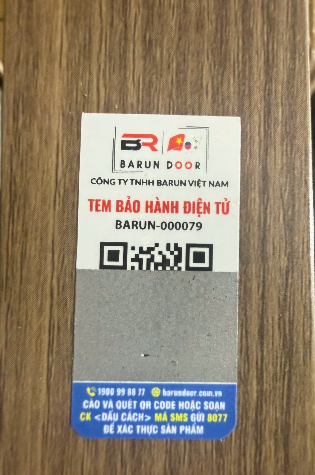 h&igrave;nh ảnh tem bảo h&agrave;nh điện tử cửa abs h&agrave;n quốc barun door được d&aacute;n tr&ecirc;n cửa