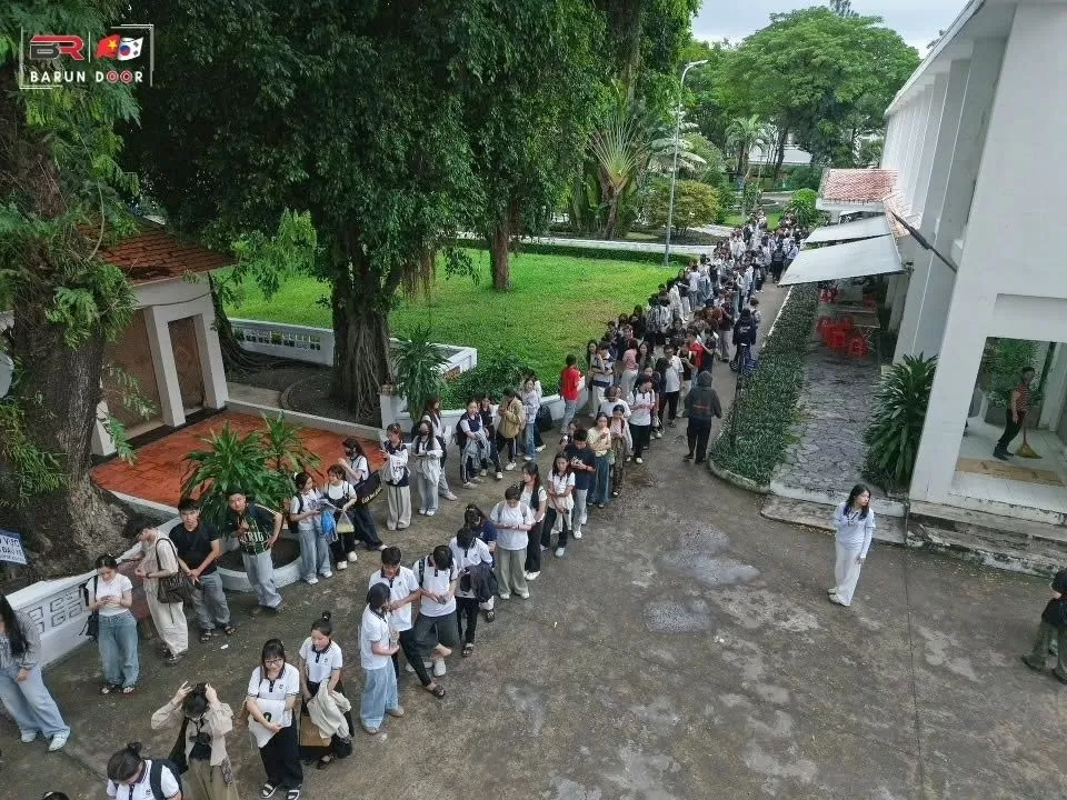 sinh vi&ecirc;n HUB đang xếp h&agrave;ng đ&ocirc;ng đảo chờ checkin tham gia chương tr&igrave;nh