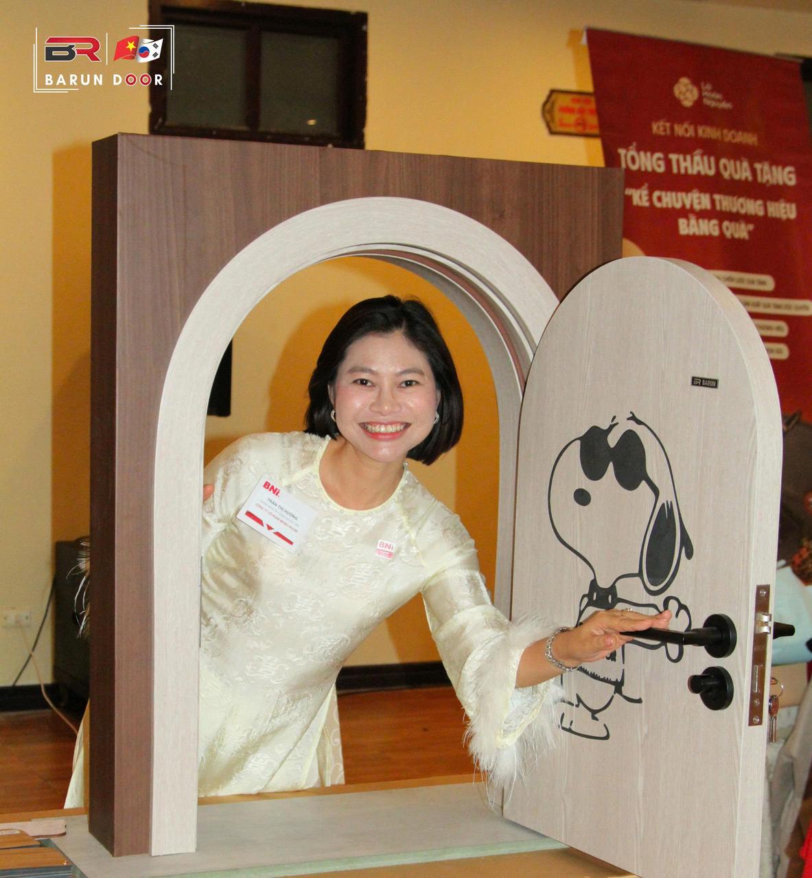 Khách mời tại BNI Bình Dương chụp hình cùng sản phẩm cửa abs hàn quốc cửa barun door