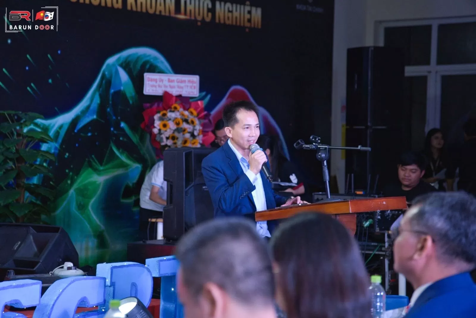 CEO Đinh Tiến Hậu Barun Door ph&aacute;t biểu động vi&ecirc;n t&acirc;n sinh vi&ecirc;n HUB