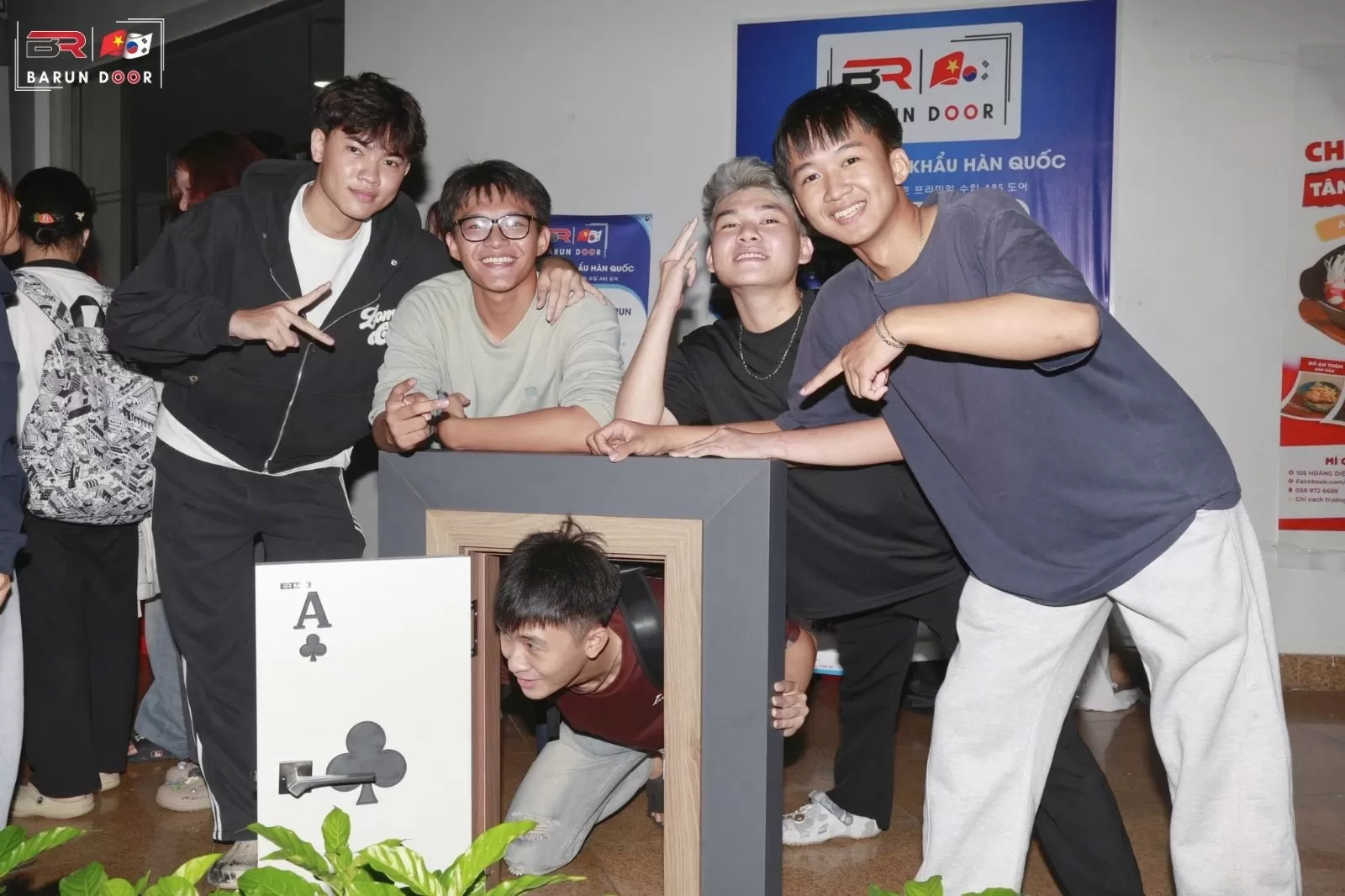 Sinh vi&ecirc;n Đại học Ng&acirc;n h&agrave;ng TP.HCM check-in tại booth Barun Door