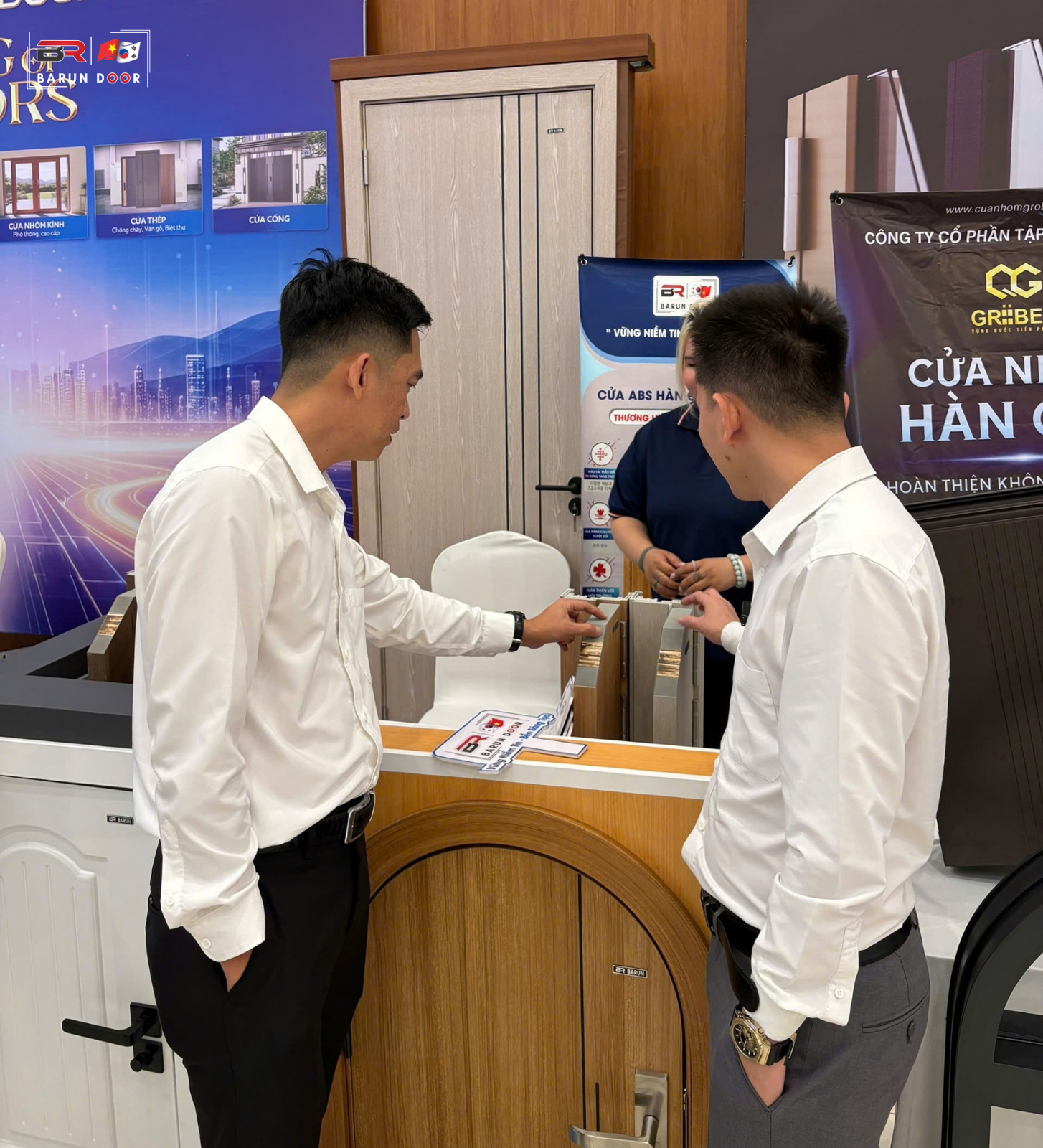 tho.webp	Đại diện Barun Door tại sự kiện Hội X&acirc;y dựng TP. Cần Thơ