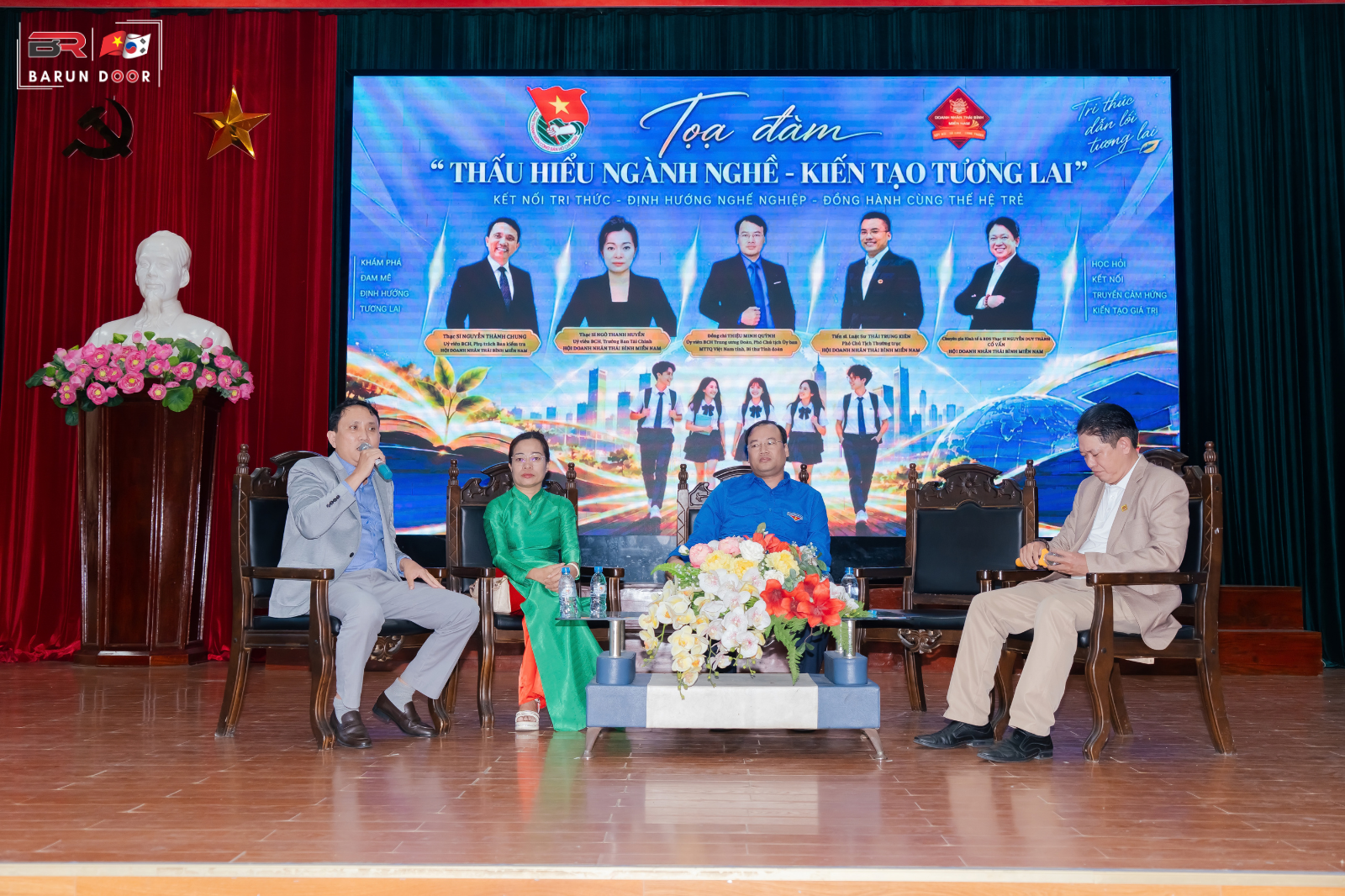 Tọa đ&agrave;m Thấu hiểu ng&agrave;nh nghề &ndash; Kiến tạo tương lai