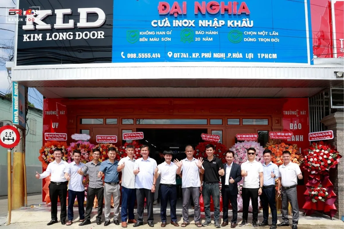 Qu&yacute; đối t&aacute;c, kh&aacute;ch h&agrave;ng v&agrave; kh&aacute;ch mời tham dự c&ugrave;ng chụp ảnh trước showroom Đại Nghĩa