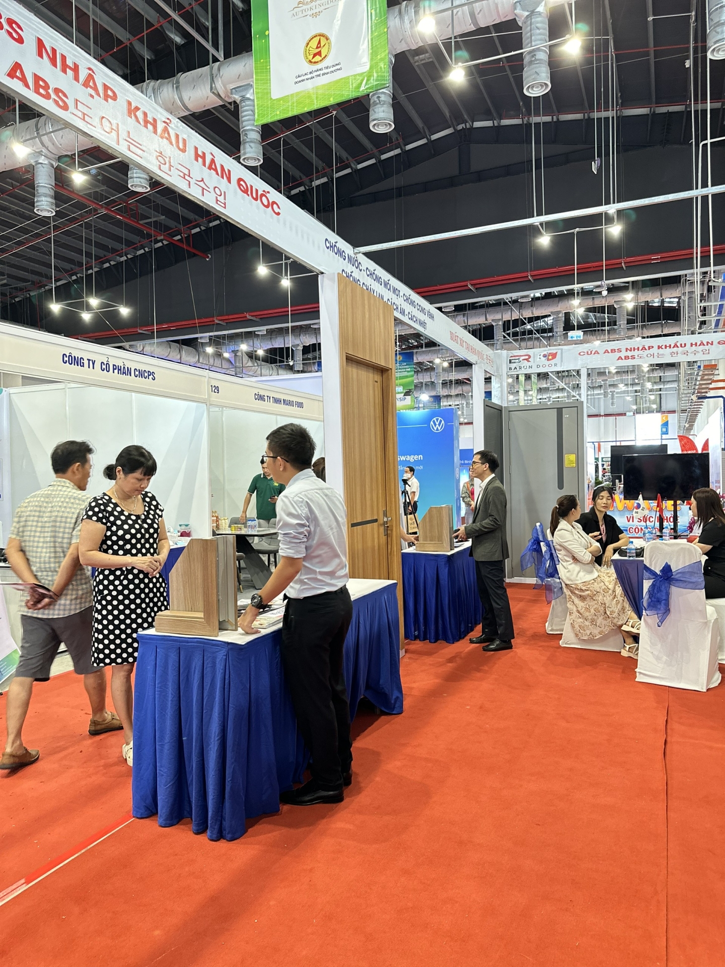 Khách tham quan triển lãm Barun