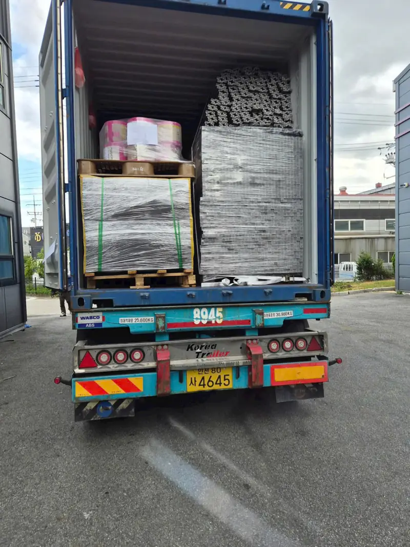Container chở pallet nguy&ecirc;n liệu tấm ABS v&agrave; thanh nhựa đ&oacute;ng h&agrave;ng tại H&agrave;n Quốc để vận chuyển về nh&agrave; m&aacute;y Barun