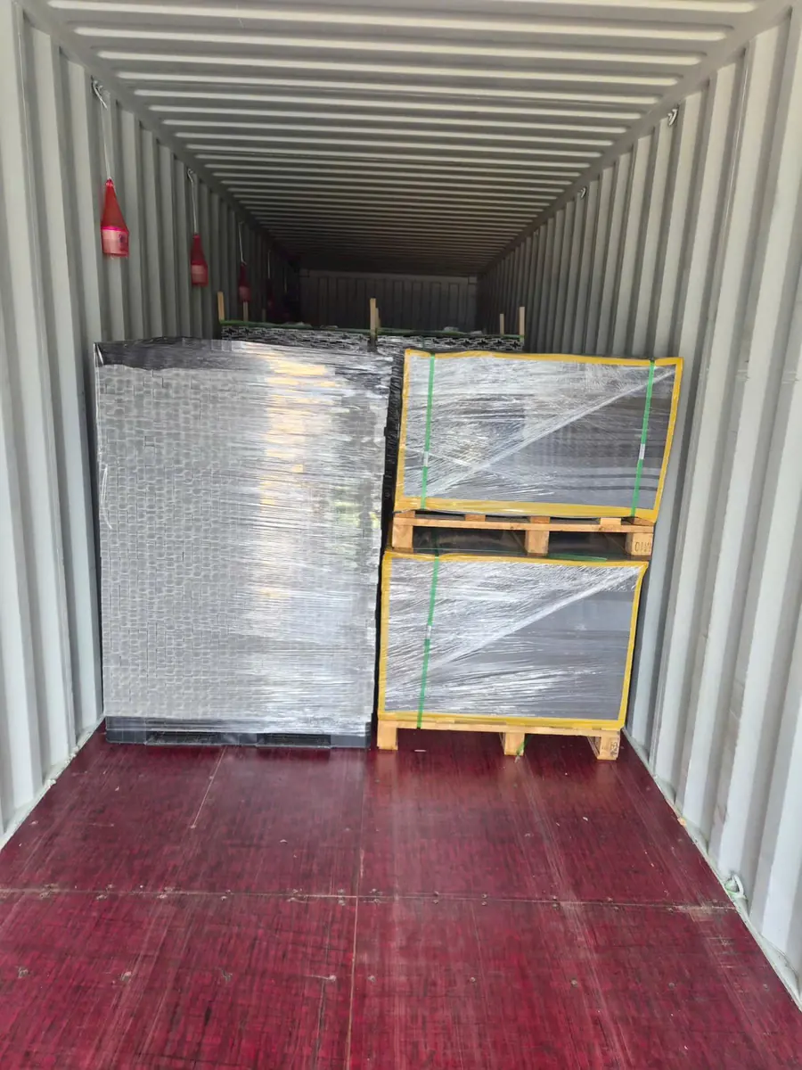 Pallet tấm vật liệu v&agrave; thanh nhựa bọc m&agrave;ng co trong container, thuộc l&ocirc; nguy&ecirc;n liệu nhập khẩu từ H&agrave;n Quốc về nh&agrave; m&aacute;y Barun