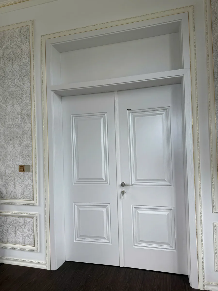 Cửa 2 c&aacute;nh đều ABS Barun Door m&agrave;u trắng, đường huỳnh &acirc;m, lắp trong kh&ocirc;ng gian phong c&aacute;ch t&acirc;n cổ điển