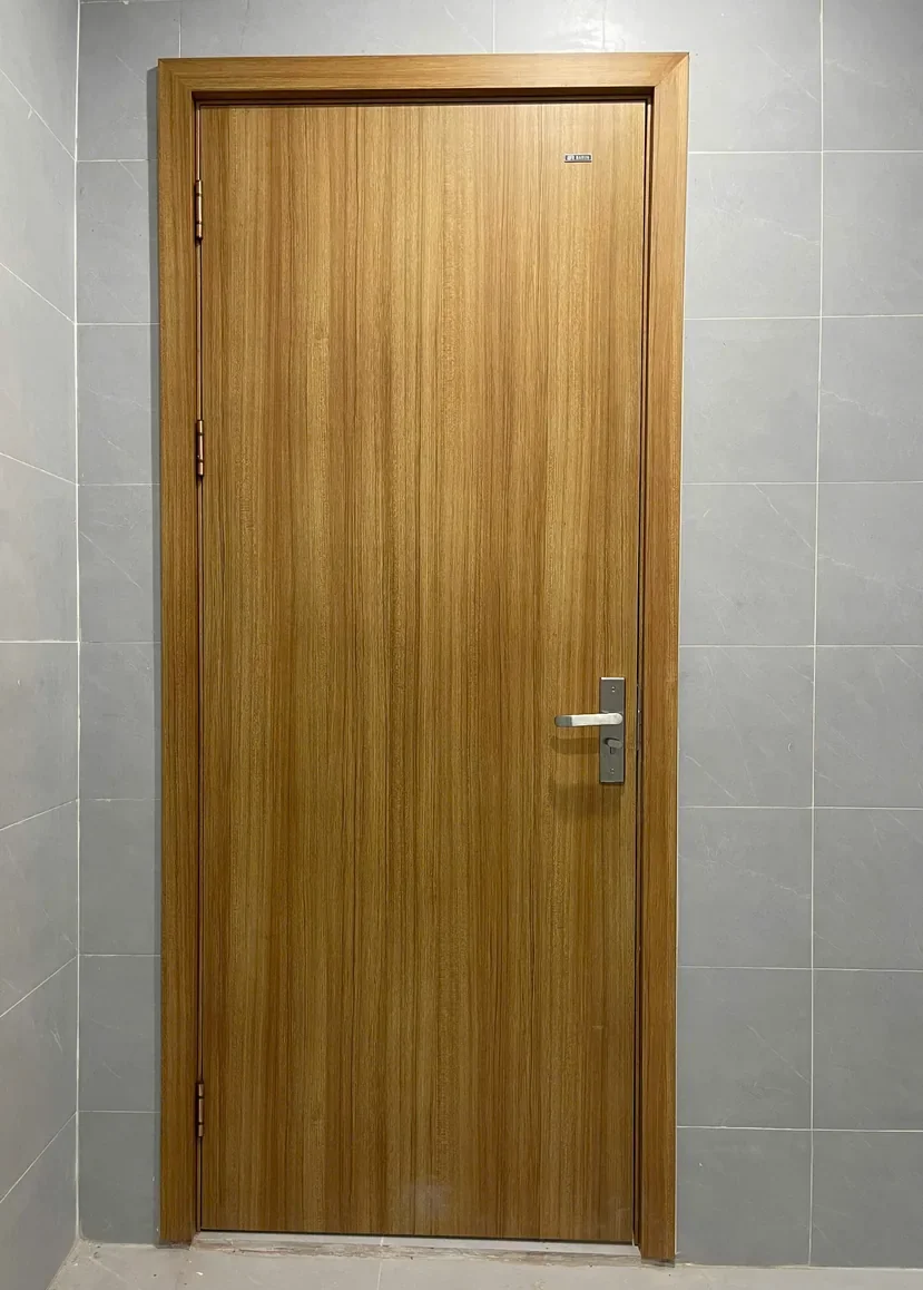 Cửa nhựa ABS Barun Door v&acirc;n gỗ v&agrave;ng lắp ho&agrave;n thiện tại c&ocirc;ng tr&igrave;nh
