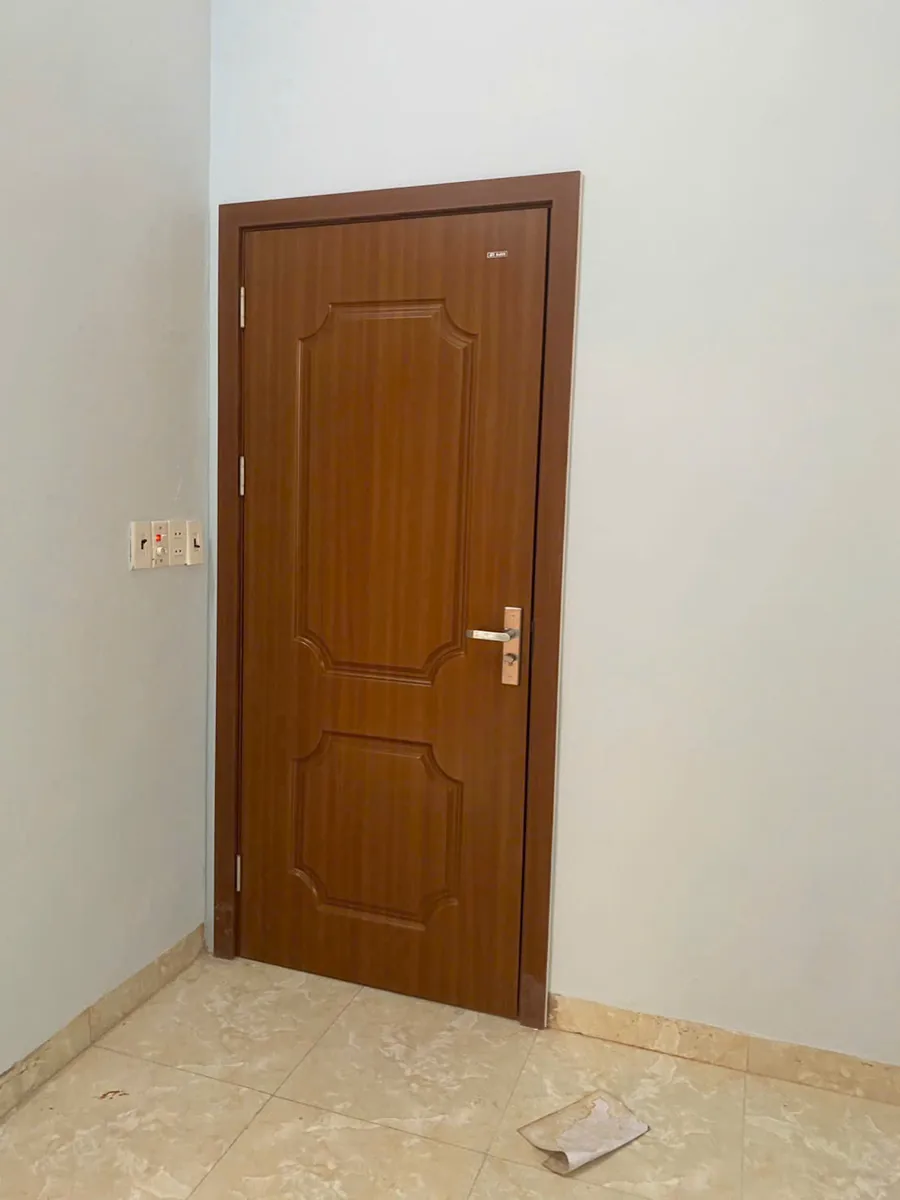 Cửa ABS huỳnh BR-617 v&acirc;n gỗ n&acirc;u đỏ lắp trong ph&ograve;ng, khung bao c&ugrave;ng m&agrave;u với c&aacute;nh