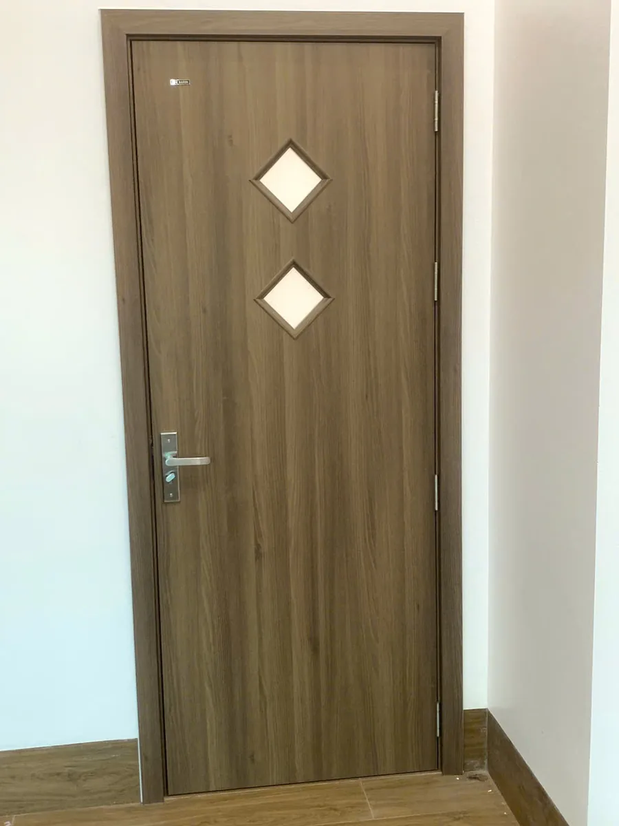 Cửa ABS l&agrave; g&igrave;: cửa &ocirc; k&iacute;nh BR-213 v&acirc;n gỗ c&oacute; hai &ocirc; k&iacute;nh h&igrave;nh thoi, lắp thực tế trong nh&agrave;