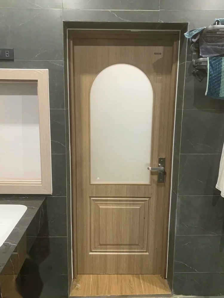 Cửa ô kính BR-210 vân gỗ, ô kính mờ dạng vòm phía trên và huỳnh phía dưới, nhìn từ bên trong phòng tắm ốp đá xám