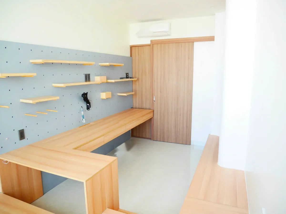 Cửa l&ugrave;a ABS Barun Door v&acirc;n gỗ s&aacute;ng trong ph&ograve;ng l&agrave;m việc, b&agrave;n v&agrave; kệ bố tr&iacute; s&aacute;t tường cạnh cửa