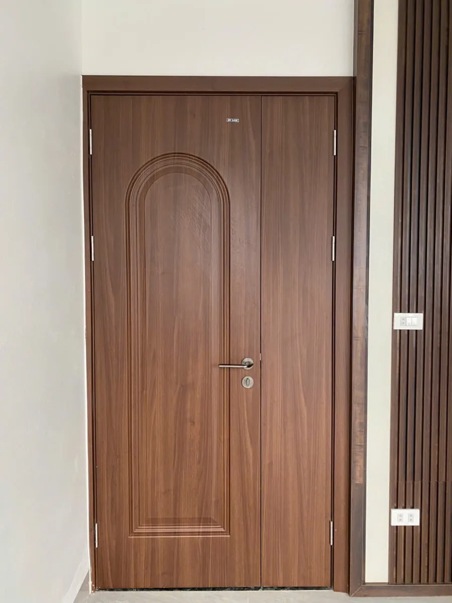 Cửa mẹ bồng con ABS Barun Door v&acirc;n gỗ n&acirc;u khi đ&oacute;ng, c&aacute;nh lớn c&oacute; đường huỳnh &acirc;m d&aacute;ng v&ograve;m