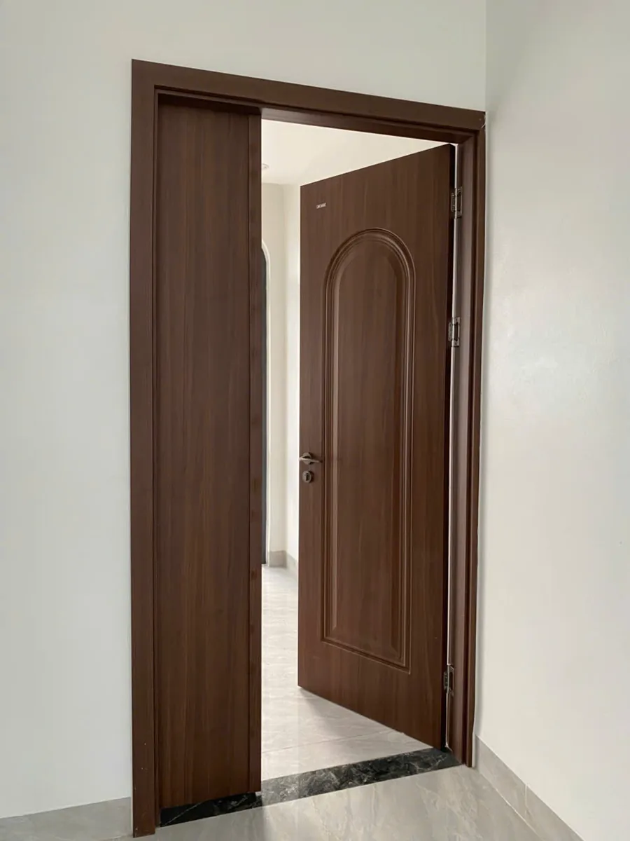 Cửa mẹ bồng con ABS Barun Door m&agrave;u v&acirc;n gỗ n&acirc;u, c&aacute;nh lớn đang mở, c&aacute;nh nhỏ được cố định