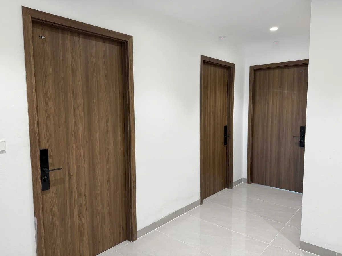 D&atilde;y cửa nhựa ABS H&agrave;n Quốc v&acirc;n gỗ n&acirc;u đậm lắp kh&oacute;a thẻ dọc h&agrave;nh lang kh&aacute;ch sạn