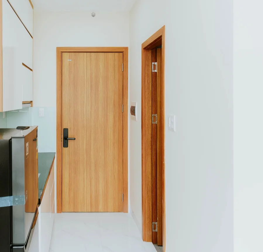 Cửa nhựa ABS v&acirc;n gỗ s&aacute;ng lắp kh&oacute;a điện tử ở cuối khu bếp căn hộ