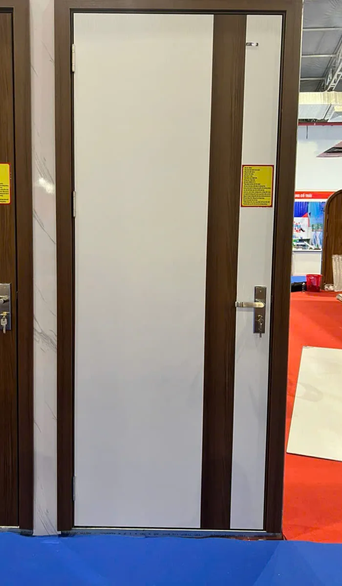 Cửa phối m&agrave;u BR-803 nền trắng với dải v&acirc;n gỗ n&acirc;u đậm chạy dọc c&aacute;nh, khung bao v&acirc;n gỗ đậm
