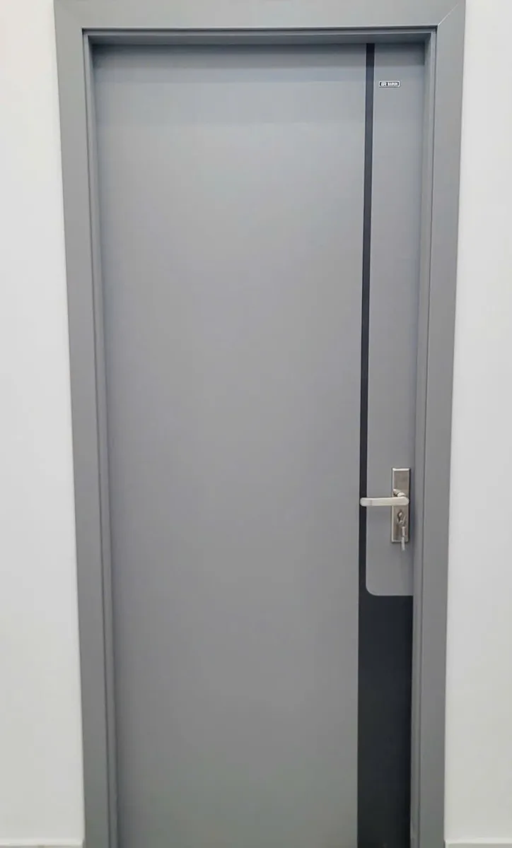 Cửa phối m&agrave;u BR-809 m&agrave;u x&aacute;m lắp ở cuối h&agrave;nh lang, mảng x&aacute;m đậm nhỏ ở phần dưới cạnh tay nắm