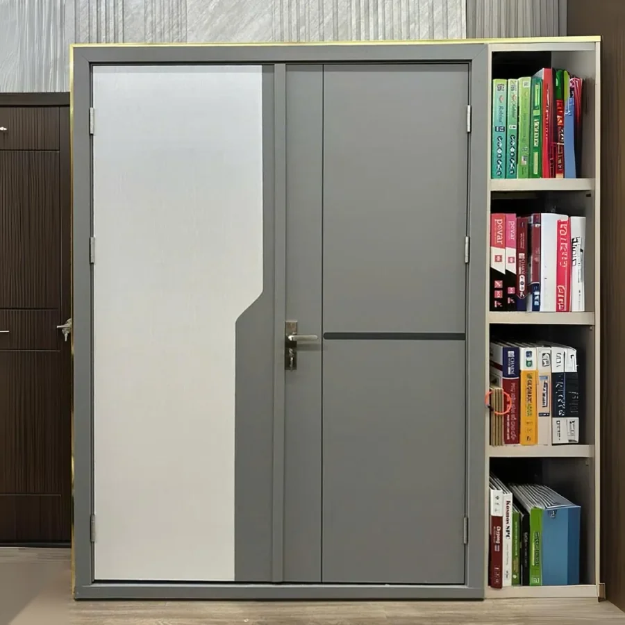 Cửa mẹ bồng con phối m&agrave;u trắng v&agrave; x&aacute;m đặt cạnh kệ s&aacute;ch, c&aacute;nh lớn c&oacute; đường chia m&agrave;u dạng bậc