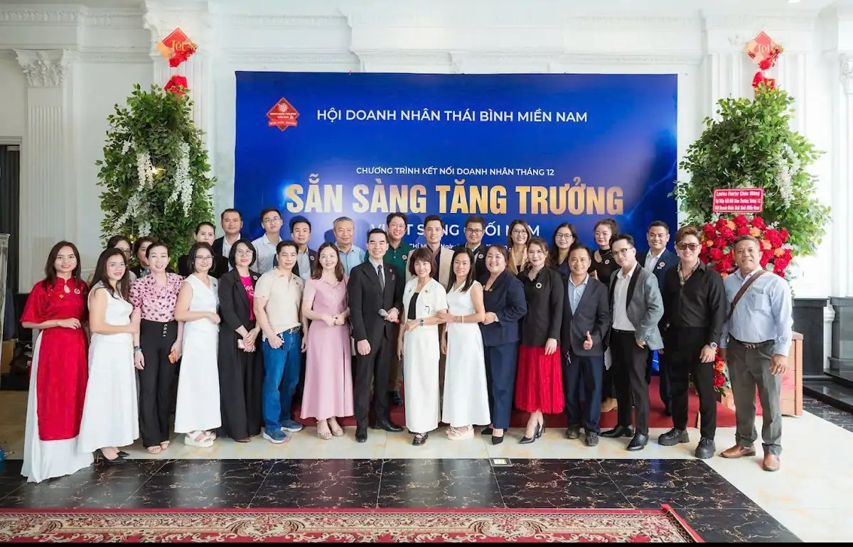 Đội ngũ Barun Door và hội viên Hội Doanh nhân Thái Bình Miền Nam chụp ảnh bên hai mẫu cửa ABS trưng bày