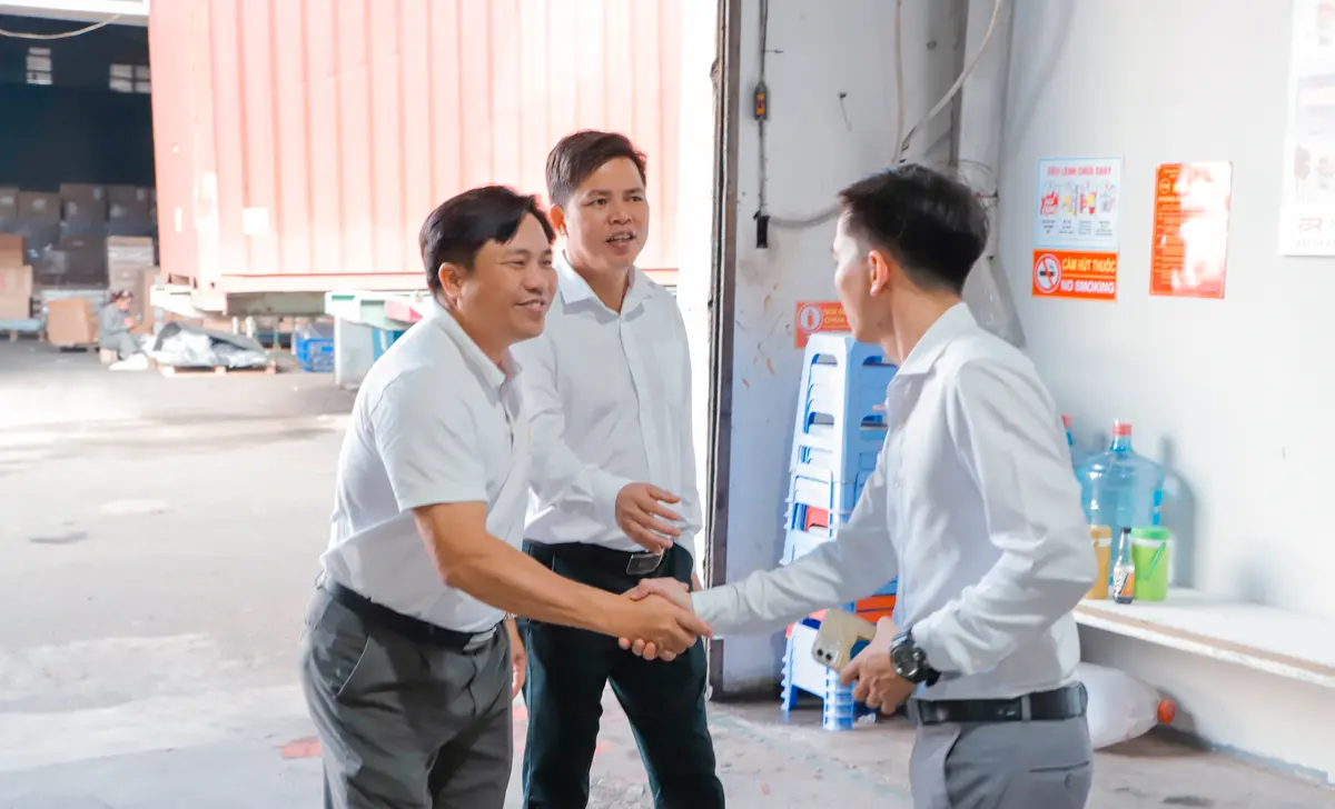 Đại diện Barun Việt Nam bắt tay chào đón doanh nhân trẻ Bình Dương tại cửa nhà máy