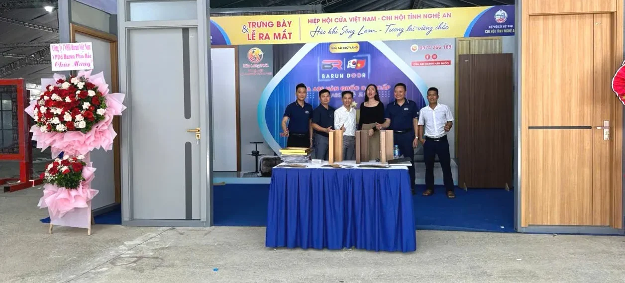 Gian h&agrave;ng trưng b&agrave;y cửa ABS H&agrave;n Quốc barun door