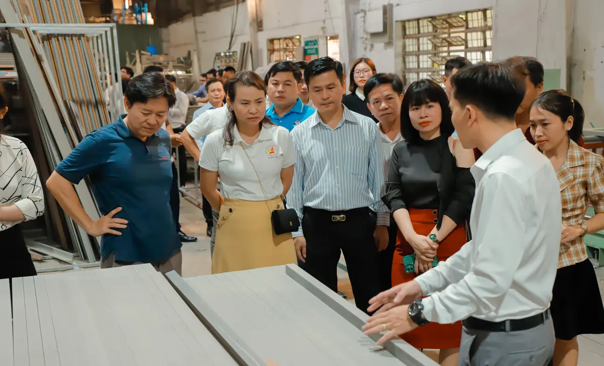 Nhân viên Barun giới thiệu cánh và khung cửa nhựa ABS cho đoàn Hội Doanh nhân trẻ Bình Dương trong xưởng