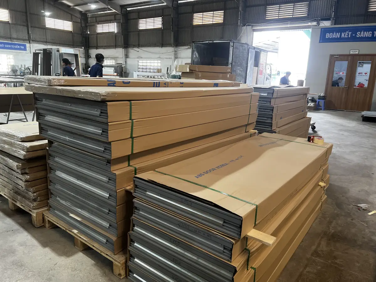 C&aacute;nh v&agrave; khung cửa nhựa ABS Barun Door xếp tr&ecirc;n pallet trong kho nh&agrave; m&aacute;y, sẵn s&agrave;ng cho đơn h&agrave;ng cuối năm