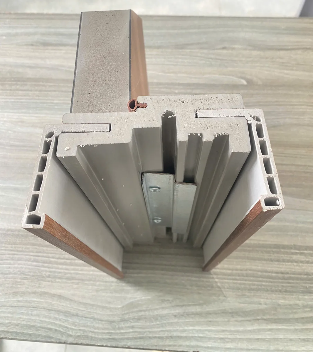 Mặt cắt khung cửa nhựa ABS Barun Door nh&igrave;n từ tr&ecirc;n xuống, thấy khung PVC đặc phủ film v&agrave; l&otilde;i th&eacute;p gia cường b&ecirc;n trong