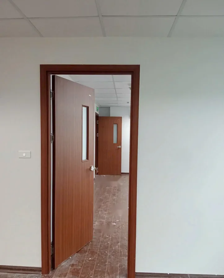 Cửa &ocirc; k&iacute;nh BR-201 Barun Door m&agrave;u n&acirc;u đang mở tại c&ocirc;ng tr&igrave;nh, thấy r&otilde; khung bao &ocirc;m trọn độ d&agrave;y tường