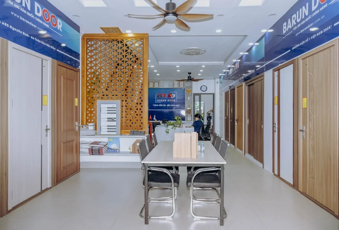 Kh&ocirc;ng gian trưng b&agrave;y hai d&atilde;y mẫu cửa nhựa ABS Barun Door v&acirc;n gỗ v&agrave; m&agrave;u trơn dọc hai b&ecirc;n tường