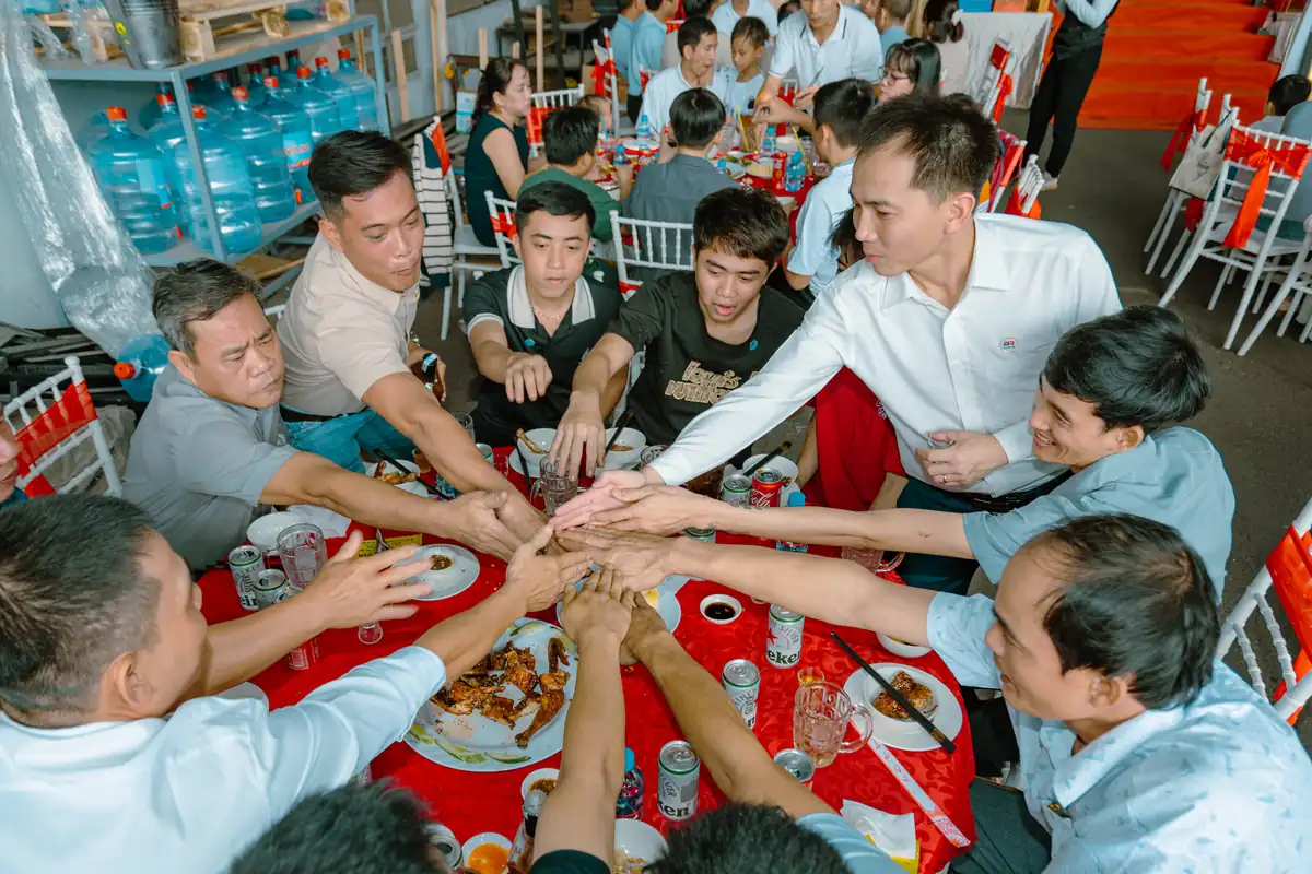 Anh em Barun Việt Nam cụng ly tại b&agrave;n tiệc tất ni&ecirc;n