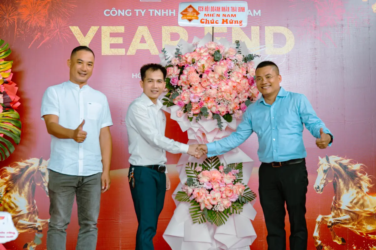 Đối t&aacute;c trao hoa ch&uacute;c mừng Barun Việt Nam tại Year End Party 2025