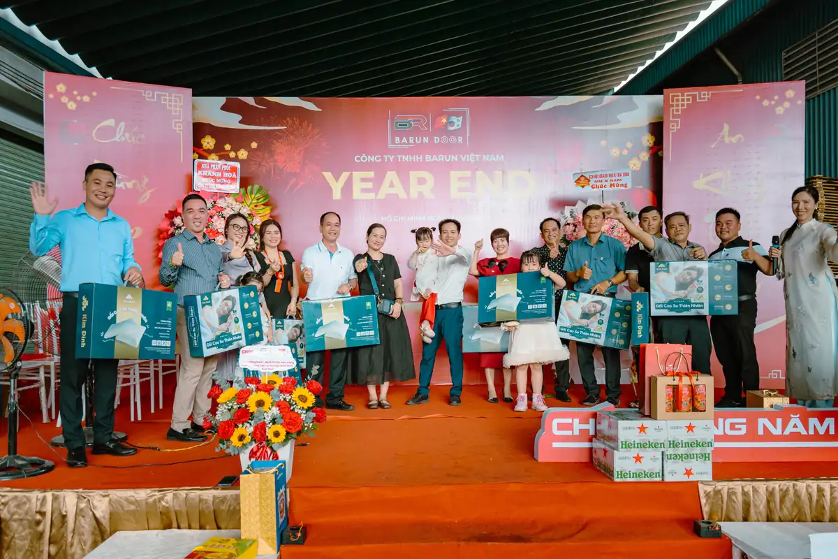 Người tham dự nhận qu&agrave; cuối năm tại Year End Party 2025