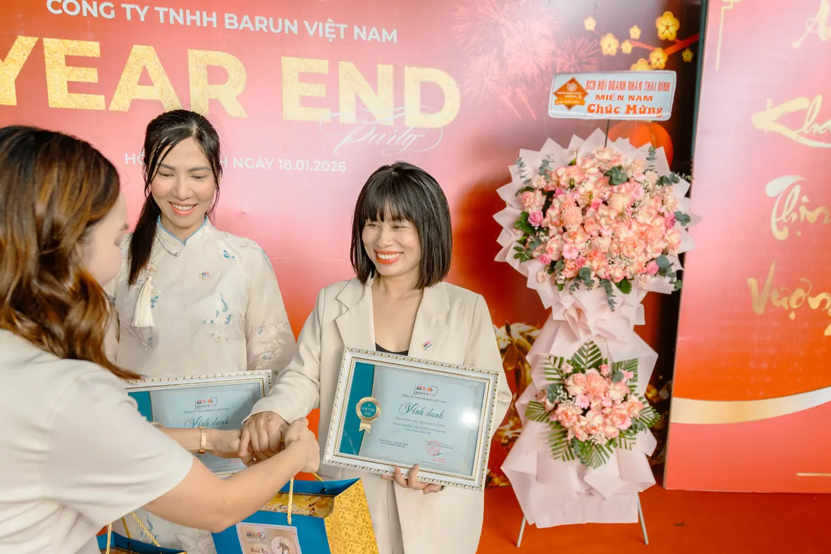 Đại diện Văn ph&ograve;ng B&igrave;nh Dương nhận giấy vinh danh tại Year End Party 2025