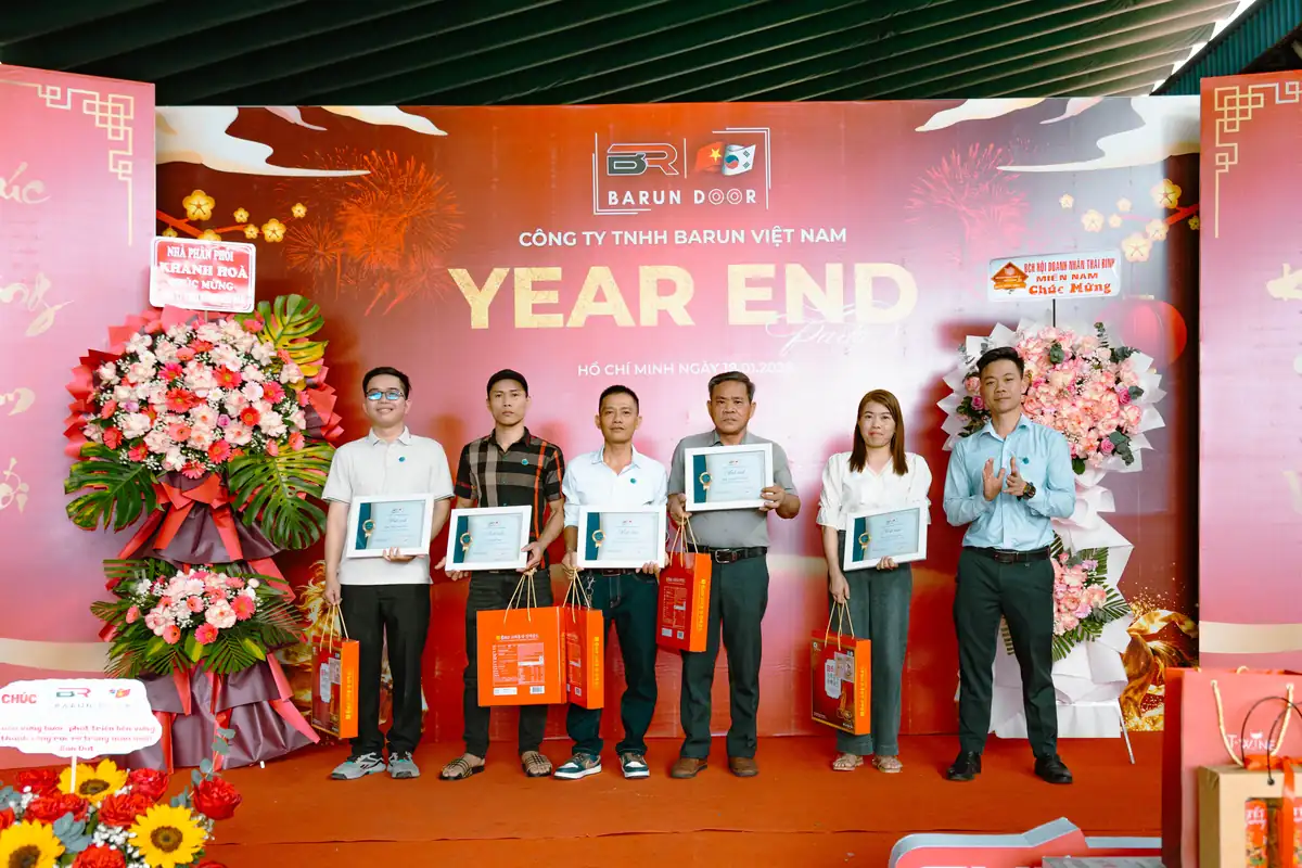 Nh&acirc;n vi&ecirc;n ti&ecirc;u biểu năm 2025 nhận giấy vinh danh tr&ecirc;n s&acirc;n khấu