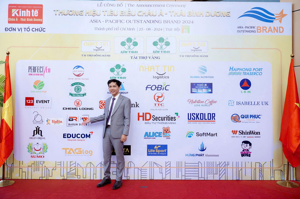 CEO Đinh Tiến Hậu của cửa nhựa abs h&agrave;n quốc barun door chụp h&igrave;nh tại lễ trao giải