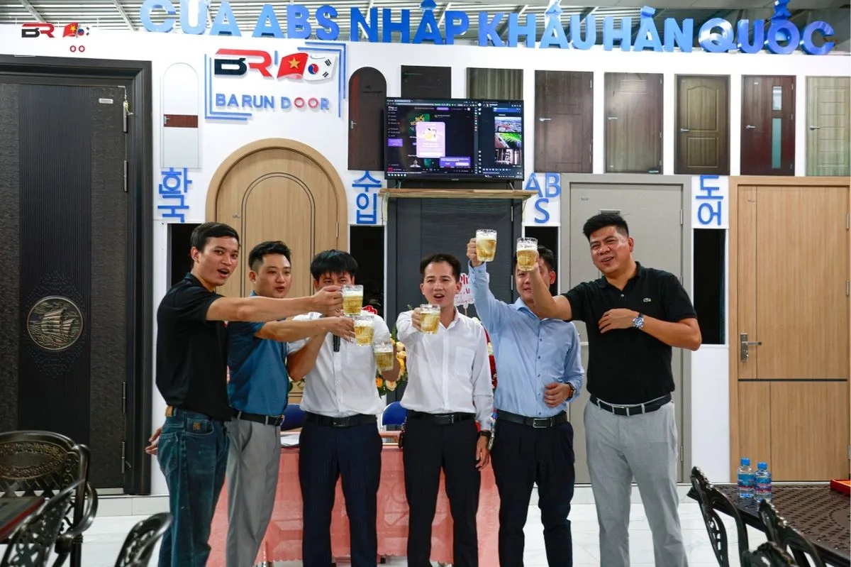 không khí hứng khởi tại buổi khai trương showroom Đại Nghĩa