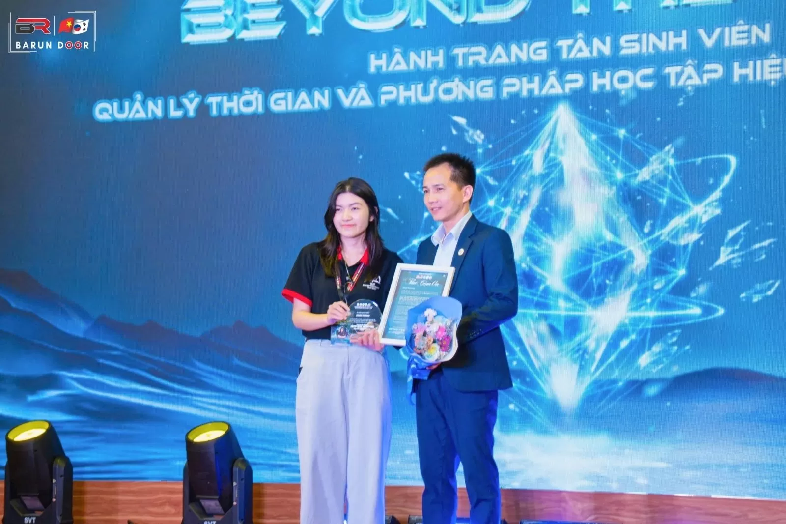CEO Đinh Tiến Hậu Barun Door ph&aacute;t biểu động vi&ecirc;n t&acirc;n sinh vi&ecirc;n HUB