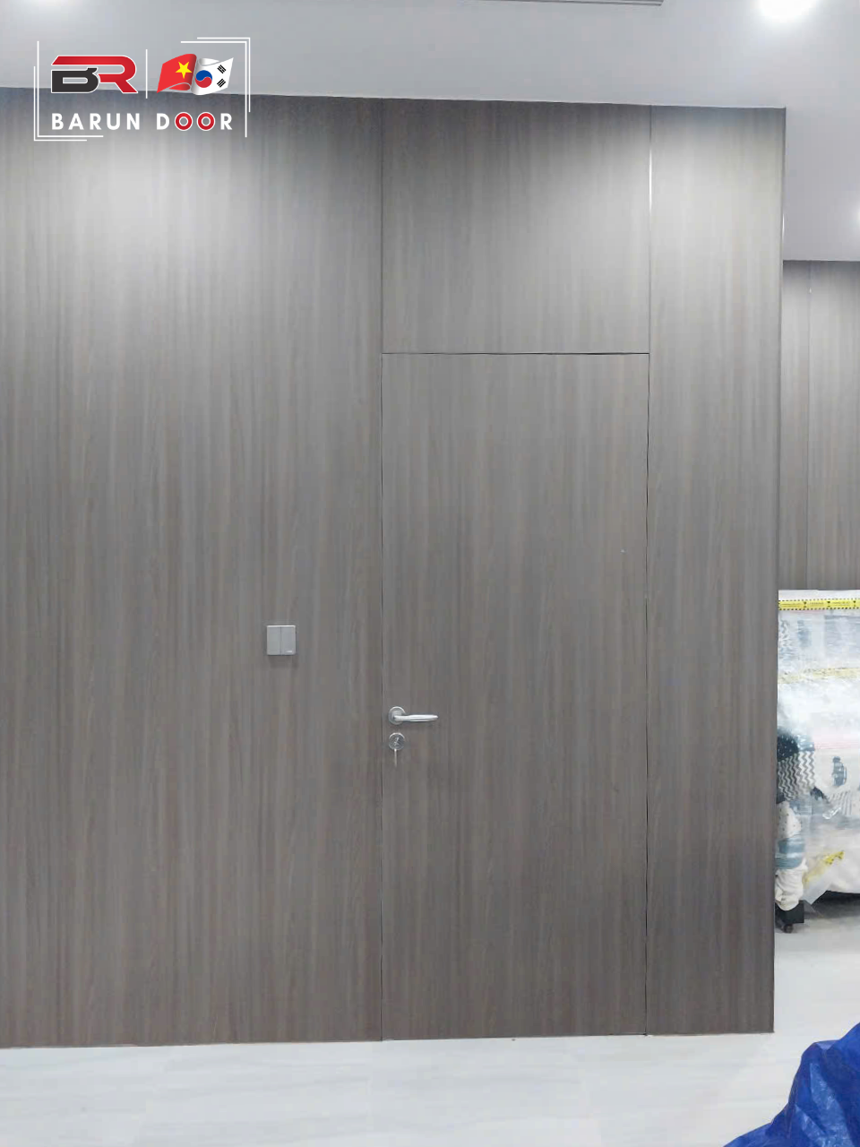 Cửa giấu khu&ocirc;n trong c&ocirc;ng tr&igrave;nh thực tế lắp đặt