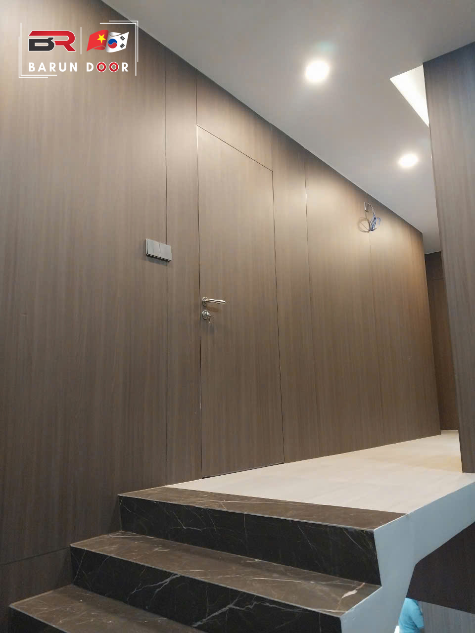 cửa abs h&agrave;n quốc được lắp đặt c&ocirc;ng phu trong c&ocirc;ng tr&igrave;nh nh&agrave; ở hiện đại