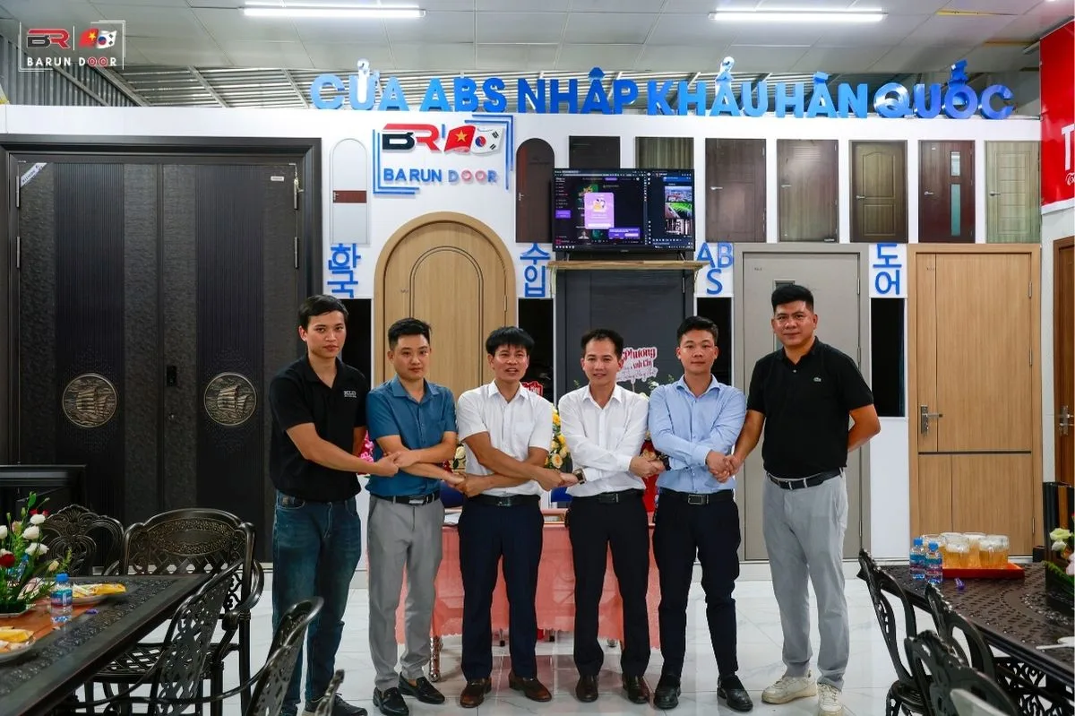 không khí hứng khởi tại buổi khai trương showroom Đại Nghĩa