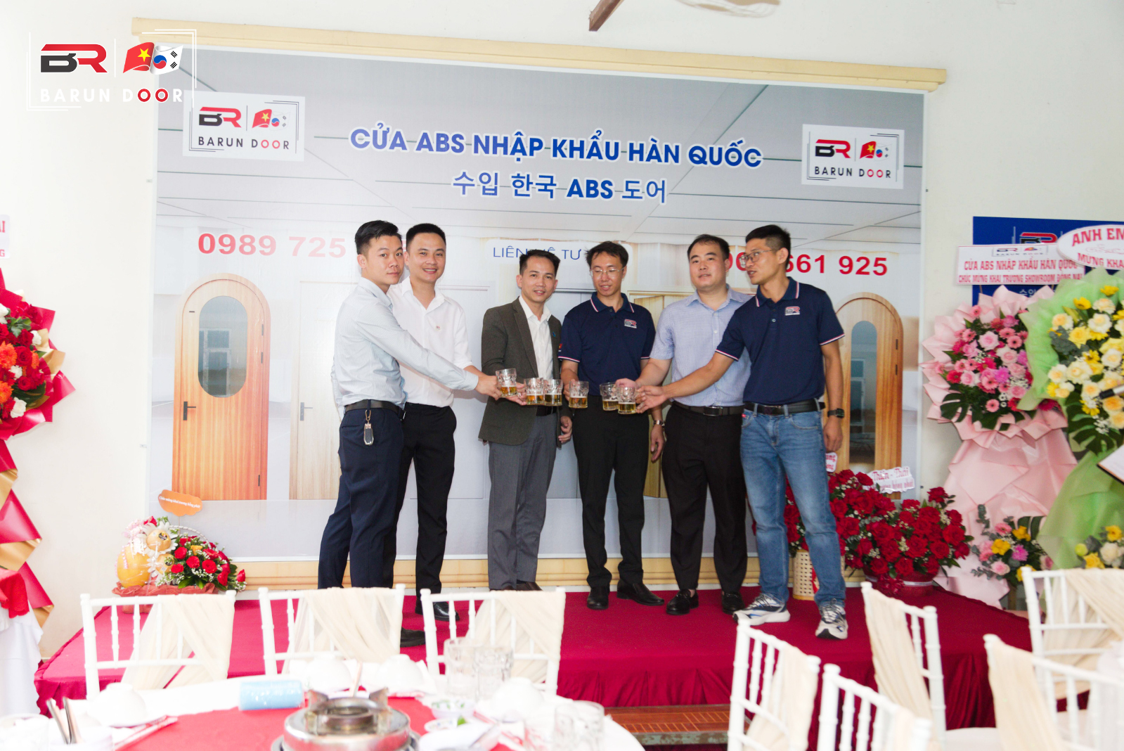 nhiều khách hàng đến tham dự buổi khai trương
