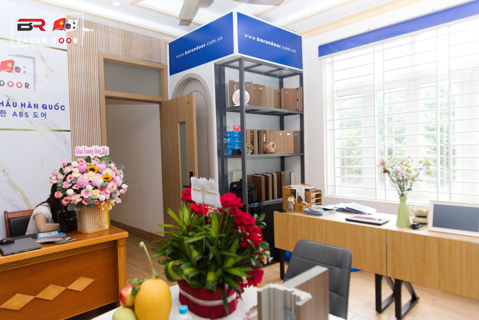 không gian tại showroom mới của cửa abs hàn quốc barun tại đồng nai
