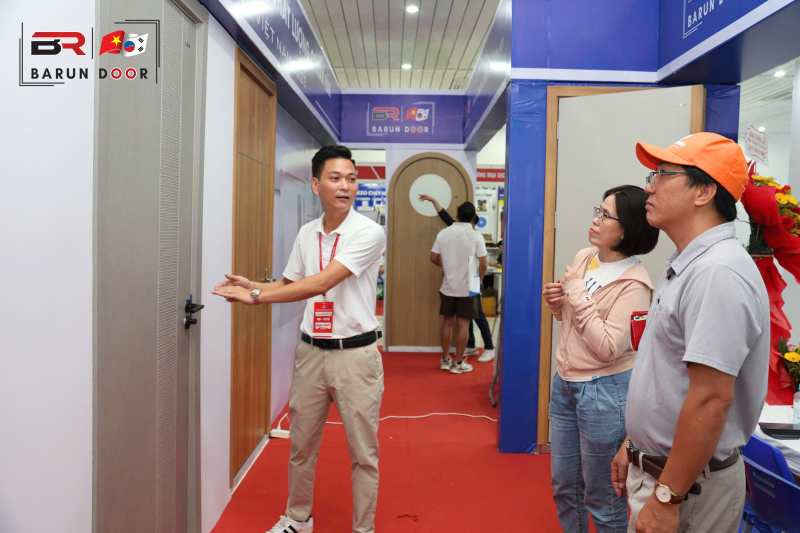 barun door hỗ trợ tư vấn kh&aacute;ch h&agrave;ng tại vietbuild đ&agrave; nẵng 2026