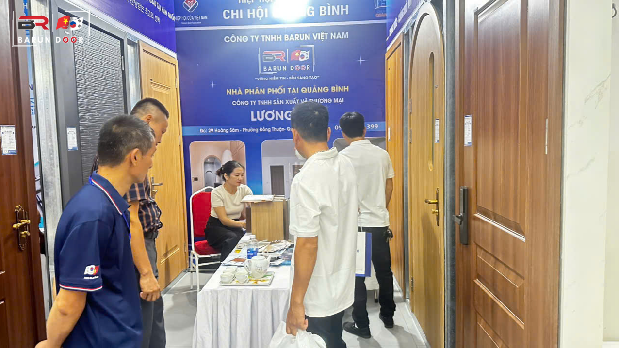 kh&aacute;ch h&agrave;ng trải nghiệm cửa nhựa abs h&agrave;n quốc barun door
